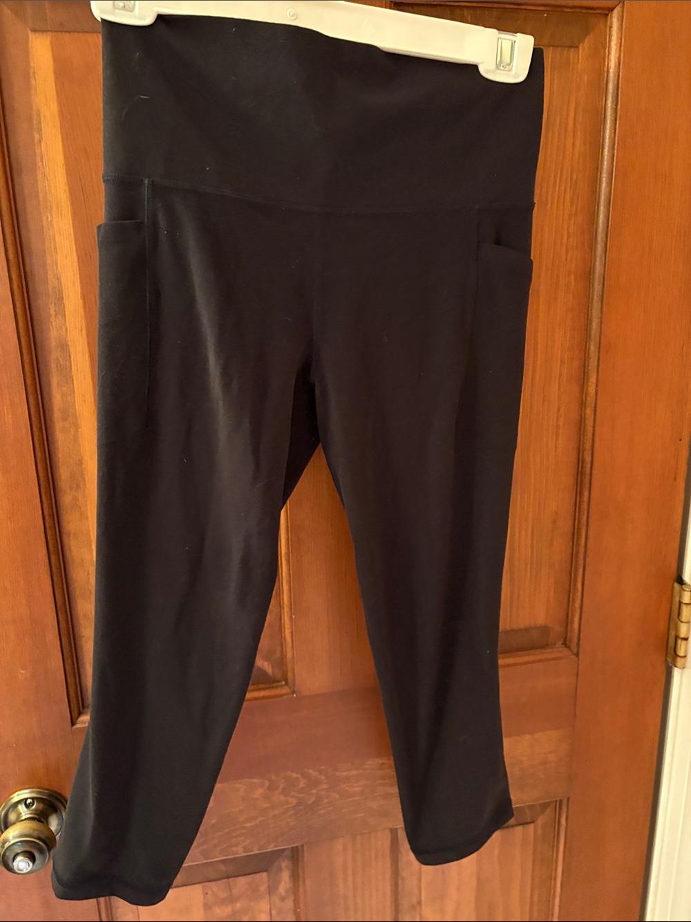 Athleta black capri leggings with side pockets